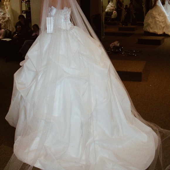 💗💗💗Silk Demetrios Wedding Gown w/ paperwork - Picture 2 of 6